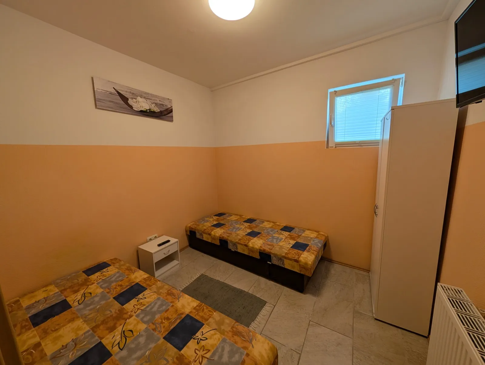 Zweites Schlafzimmer der Wohnung Eiche in Erkner mit zwei weiteren Einzelbetten – zusammen schlafen hier vier Personen